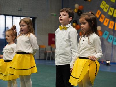 Dzieci prezentujące swój układ taneczny 