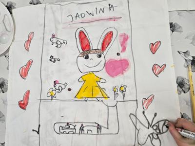 Poszewka na poduszkę zrobiona przez dziewczynkę przedstawiająca jej królika