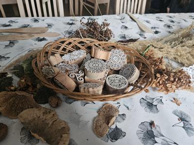 Foremki przygotowane do wyduszania wzorków w glinie