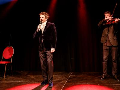Na zdjęciu znajduje się Jacek Wójcicki który śpiewa, wraz z Michałem Chytrzyńskim grającym na skrzypcach 