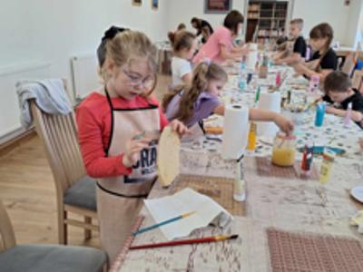 Dzieci podczas tworzenia pracy " Dostojny Zając"