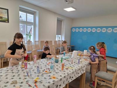 Dzieci podczas tworzenia pracy " Dostojny Zając"