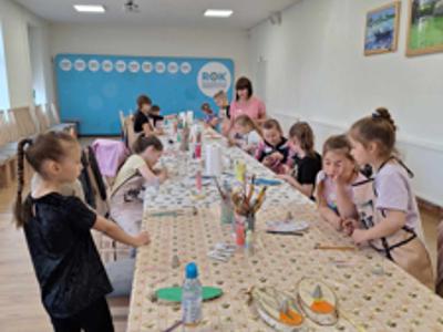Dzieci podczas tworzenia pracy " Dostojny Zając"
