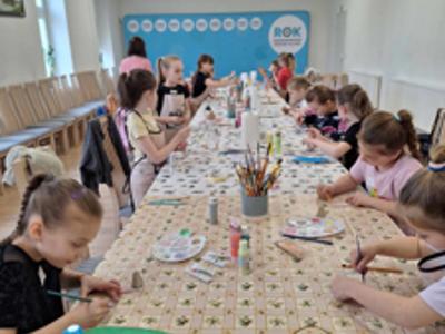Dzieci podczas tworzenia pracy " Dostojny Zając"