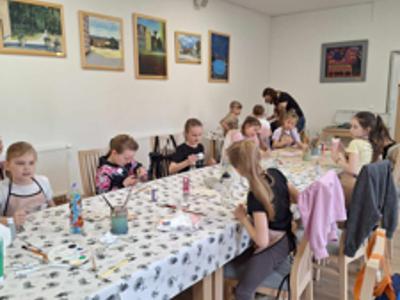 Dzieci podczas tworzenia pracy " Dostojny Zając"
