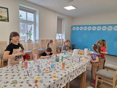 Dzieci podczas tworzenia pracy " Dostojny Zając"