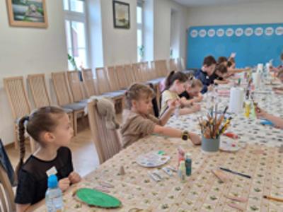 Dzieci podczas tworzenia pracy " Dostojny Zając"