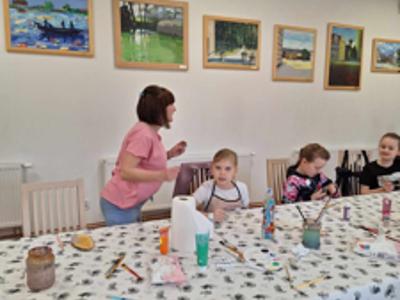 Dzieci podczas tworzenia pracy " Dostojny Zając"