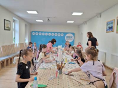 Dzieci podczas tworzenia pracy " Dostojny Zając"