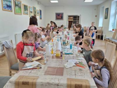 Dzieci podczas tworzenia pracy " Dostojny Zając"