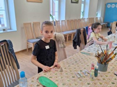 Dzieci podczas tworzenia pracy " Dostojny Zając"