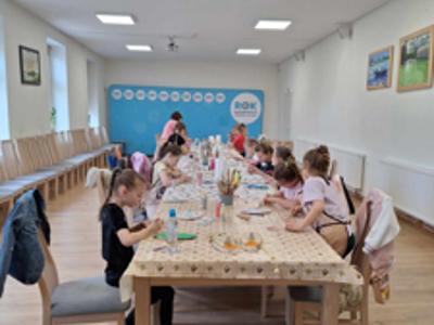 Dzieci podczas tworzenia pracy " Dostojny Zając"