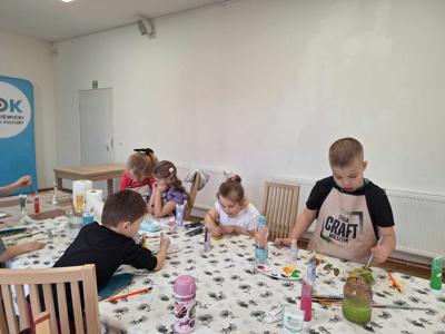 Dzieci podczas tworzenia pracy " Dostojny Zając"