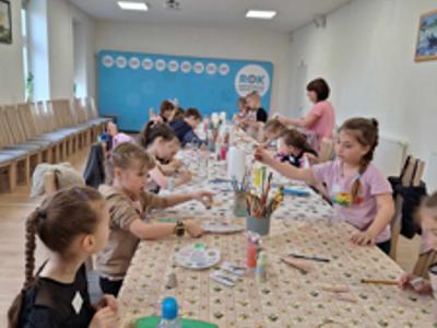 Dzieci podczas tworzenia pracy " Dostojny Zając"