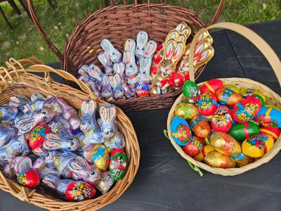 Czekoladowe zajączki i jajka w koszyczkach 