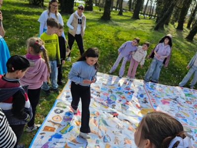 Dzieci biorące udział w zabawach 