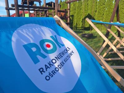 Leżak z logo Rakoniewickiego Ośrodka Kultury