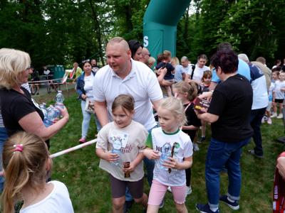 Dziewczynki otrzymujące medal za udział w biegach 