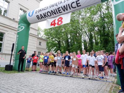 Dzieci stojące na starcie, czekające na bieg.