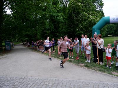 Biegnący chłopacy
