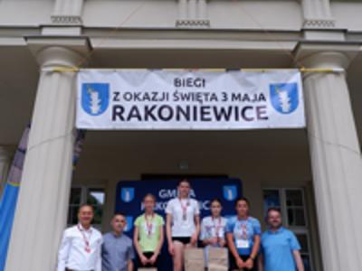 Zdjęcie grupowe dziewczyn na podium z Burmistrzem i Zastępcą Burmistrza gm. Rakoniewice oraz Przewodniczącym Rady Miejskiej.