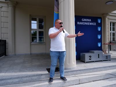 Dyrektor Rakoniewickiego Ośrodka Sportu i Rekreacji Wiktor Nowak otwiera biegi. 