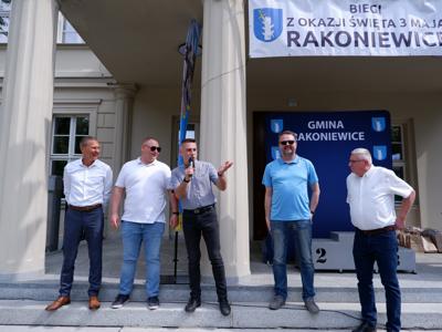 Od lewej: Krzysztof Krawczyk - przewodniczący Rady Miejskiej, Wiktor Nowak - dyrektor Rakoniewickiego Ośrodka Sportu i Rekreacji, Gerard Tomiak - Burmistrz gm. Rakoniewice, Arkadiusz Pawłowski - z-ca burmistrza gm. Rakoniewice, Marek Maćkowiak - wice przewodniczący Rady Miejskiej. Burmistrz wita wszystkich przez mikrofon