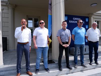 Od lewej: Krzysztof Krawczyk - przewodniczący Rady Miejskiej, Wiktor Nowak - dyrektor Rakoniewickiego Ośrodka Sportu i Rekreacji, Gerard Tomiak - Burmistrz gm. Rakoniewice, Arkadiusz Pawłowski - z-ca burmistrza gm. Rakoniewice, Marek Maćkowiak - wice przewodniczący Rady Miejskiej. Krzysztof Krawczyk wita wszystkich przez mikrofon