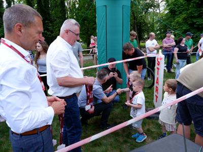 Burmistrz gratuluje dziewczynce która ukończyła bieg