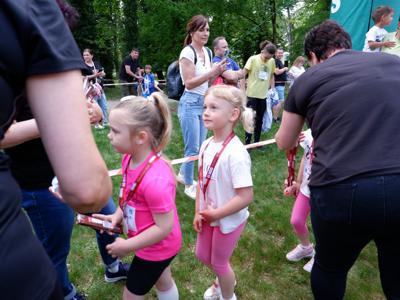 Stojące w kolejce dziewczynki z medalami