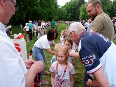Dziewczynki otrzymujące medal za udział w biegach 