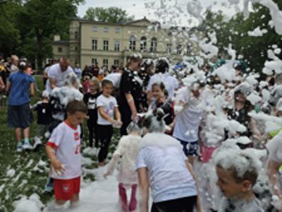 Dzieci bawiące się w pianie