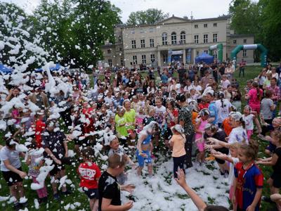 Dzieci bawiące się w pianie
