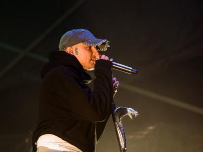 Smolasty śpiewa na scenie
