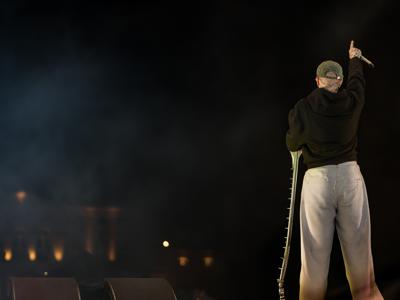 Smolasty odwrócony tyłem na scenie