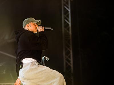Smolasty śpiewa na scenie
