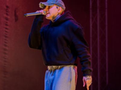 Smolasty śpiewa na scenie