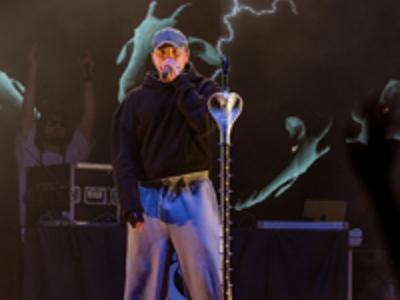 Smolasty śpiewa na scenie