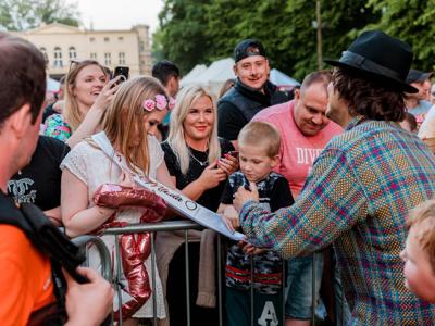 Miły Pan rozdający autografy publiczności 