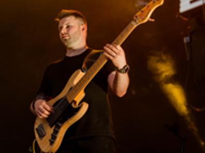 Mężczyzna grający na gitarze
