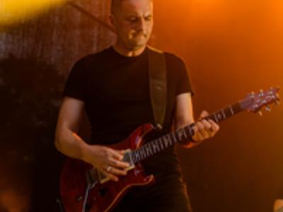 Mężczyzna grający na gitarze