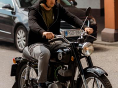 Mężczyzna jadący na motocyklu