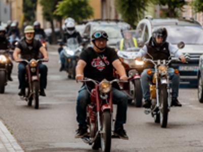 Mężczyźni jadący na motocyklach