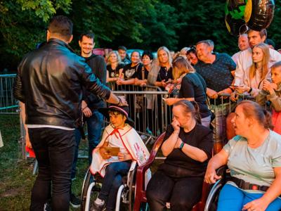 Kordian robiący zdjęcia z publicznością 
