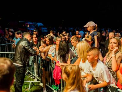 Kordian robiący zdjęcia z publicznością 