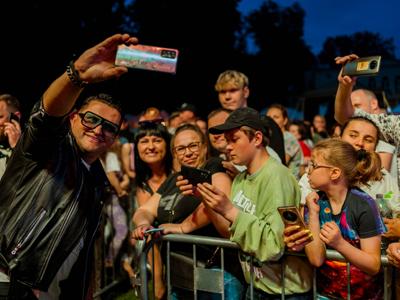 Kordian robiący zdjęcia z publicznością 