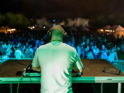 Grający DJ KIKSUU a w tle publiczność
