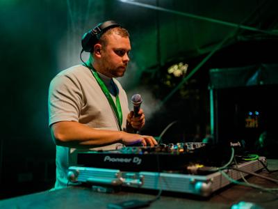 Grający DJ KIKSUU