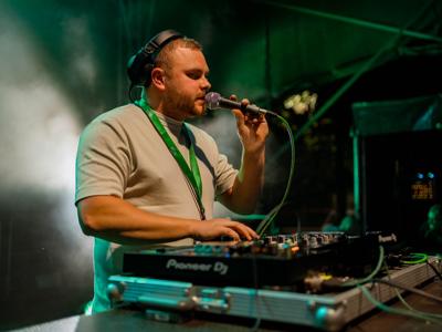 Grający DJ KIKSUU