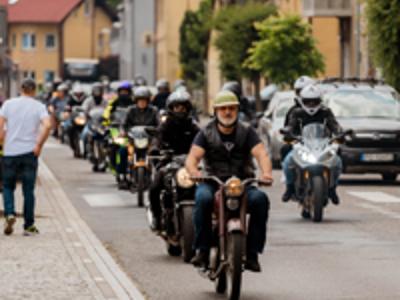 Mężczyźni jadący na motocyklach